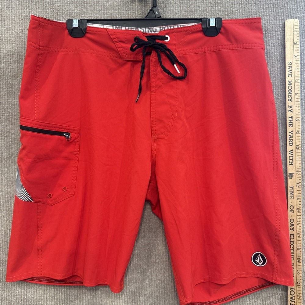 Volcom 4-Way Stretch Men's Red Boardshorts Size 34 Quick Drying Surf Skate Run